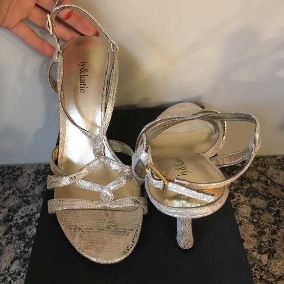 Kelly & Katie Shoes - KELLY & KATIE Sandals LIKE NEW